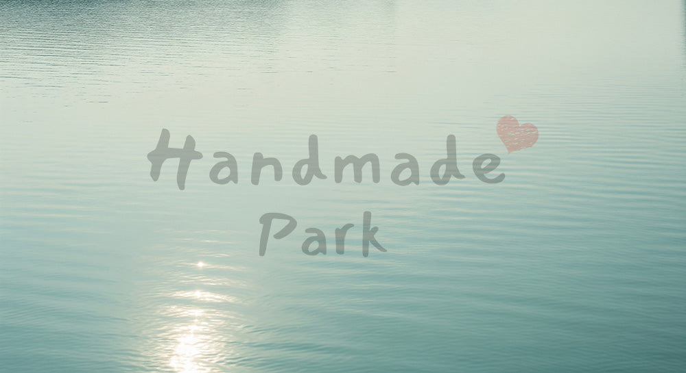 フリー素材 無料 写真｜点状の淡い反射が端に散る抽象水面、中央余白