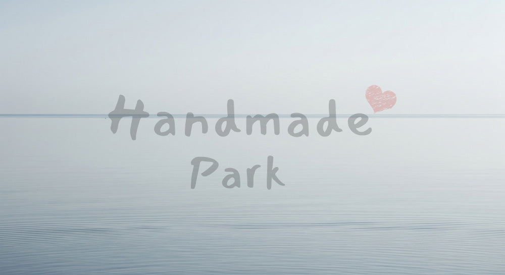 フリー素材 無料 写真｜反射ほぼ無しのマット抽象水面、中央ワイド余白