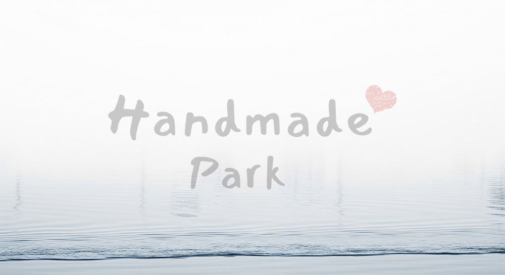 フリー素材 無料 写真｜中央に淡い反射、四辺に余白を残した抽象水面