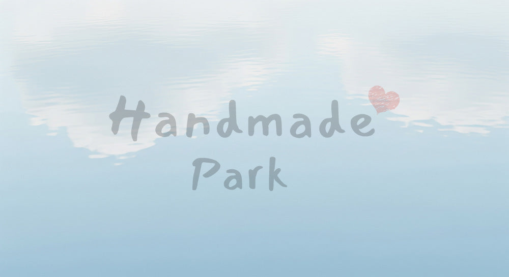 フリー素材 無料 写真｜雲状ににじむ淡い反射のアブストラクト水面、下部フラット空きスペース