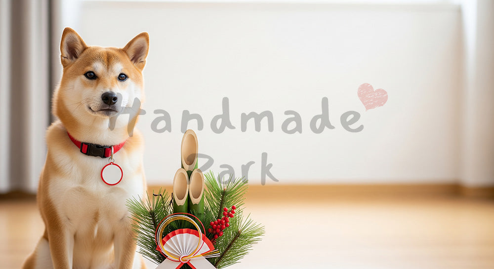 フリー素材 無料 写真｜やわらかな自然光のお正月の室内の犬｜落ち着いたトーンの背景に