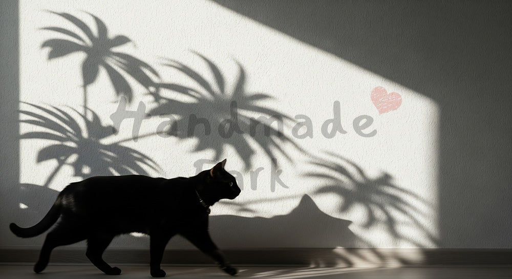 フリー素材 無料 写真｜植物の影と猫のミニマル室内背景、チラシ・ポスターにも活躍