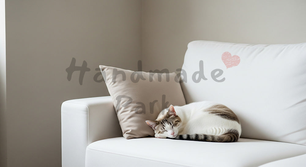 フリー素材 無料 写真｜白い寝具で眠る猫のクリーン背景｜ライフスタイルを添えた明るいトーンで使える