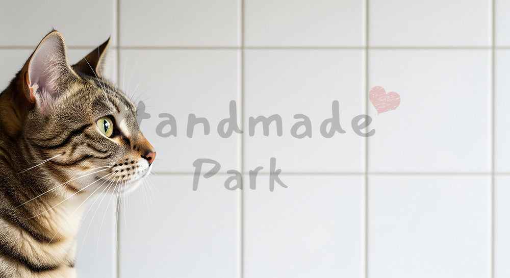 フリー素材 無料 写真｜やわらかな自然光の白タイル×猫の横顔｜EC商品ページの挿絵に