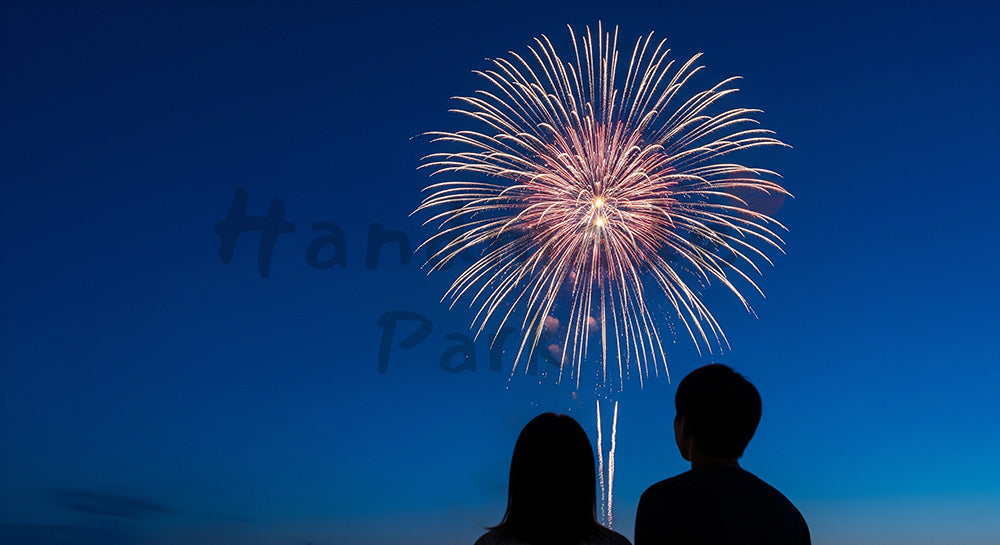 フリー素材 無料 写真｜花火と夜空の余白 日本人カップルのシルエットが映えるドラマチックな夏の広告背景