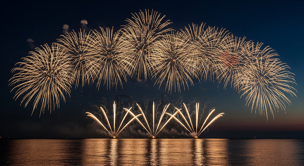 フリー素材 無料 写真｜花火と海の反射 夜空に広い余白があるドラマチックな夏のデザイン背景