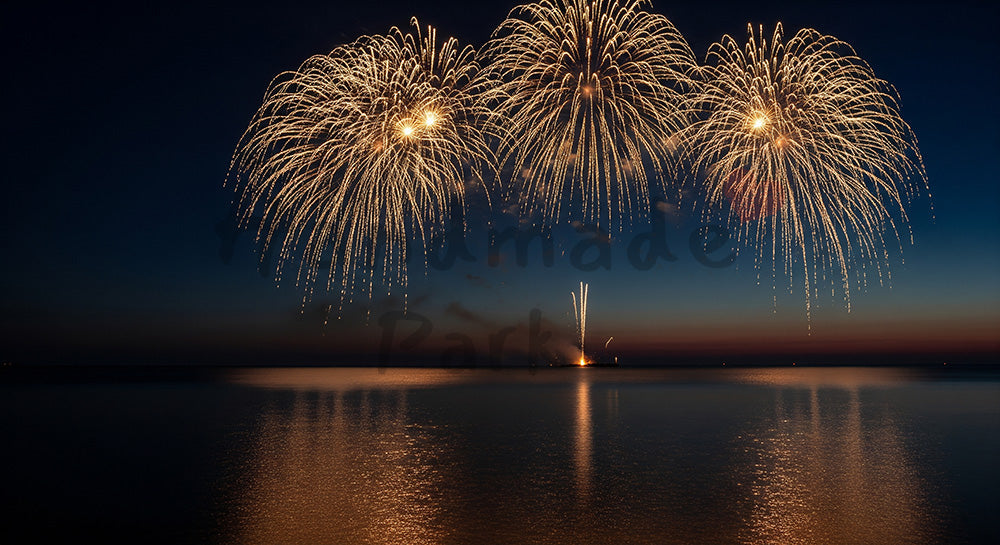 フリー素材 無料 写真｜花火と海の反射 夜空に余白広めがある印象的な夏らしいデザイン背景