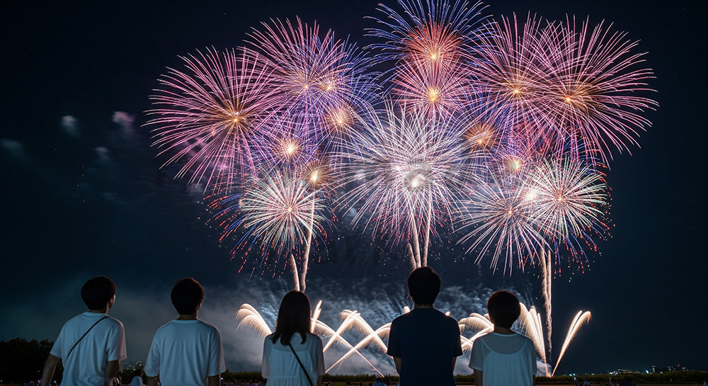 フリー素材 無料 写真｜花火と日本人の友人の後ろ姿 夜空に大きな余白がある夏のプロモーション背景