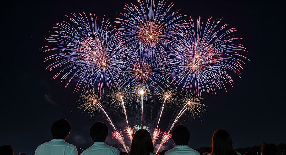 フリー素材 無料 写真｜花火と日本人の友人の後ろ姿 夜空に大きな余白がある夏らしいプロモーション背景