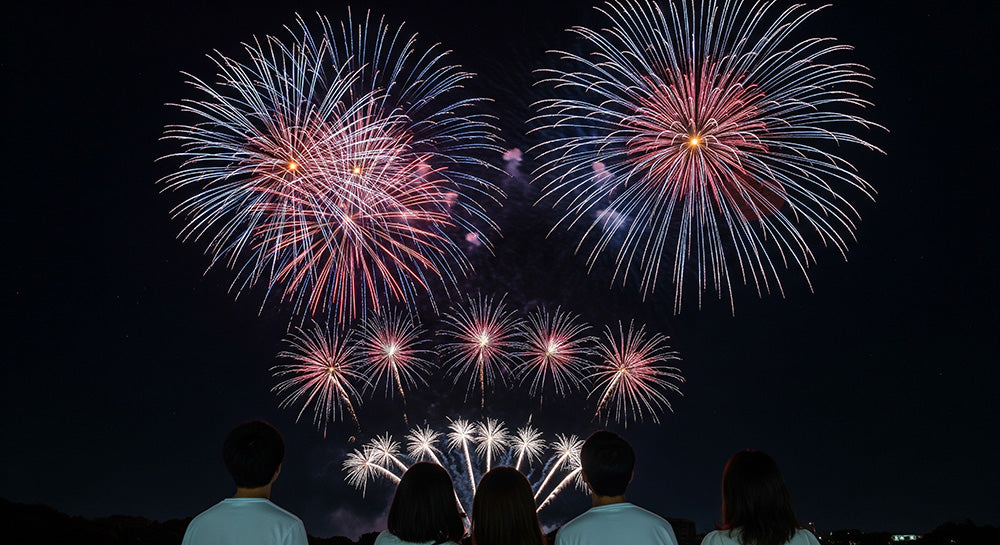 フリー素材 無料 写真｜夜空に大きな余白がある夏のプロモーション背景、花火と日本人の友人の後ろ姿が活きる