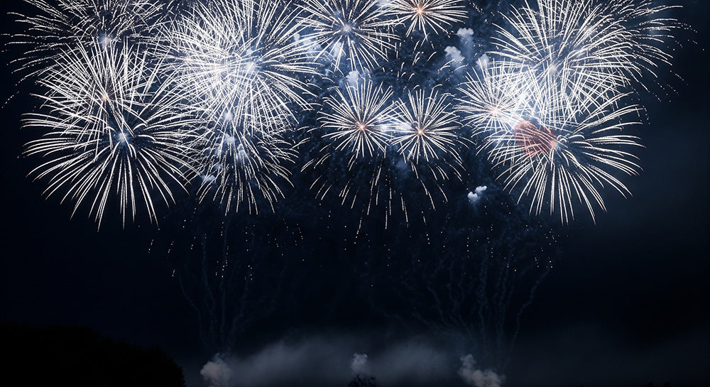 フリー素材 無料 写真｜花火だけの夜空背景 余白が広く上品に使えるドラマチックな光のデザイン素材