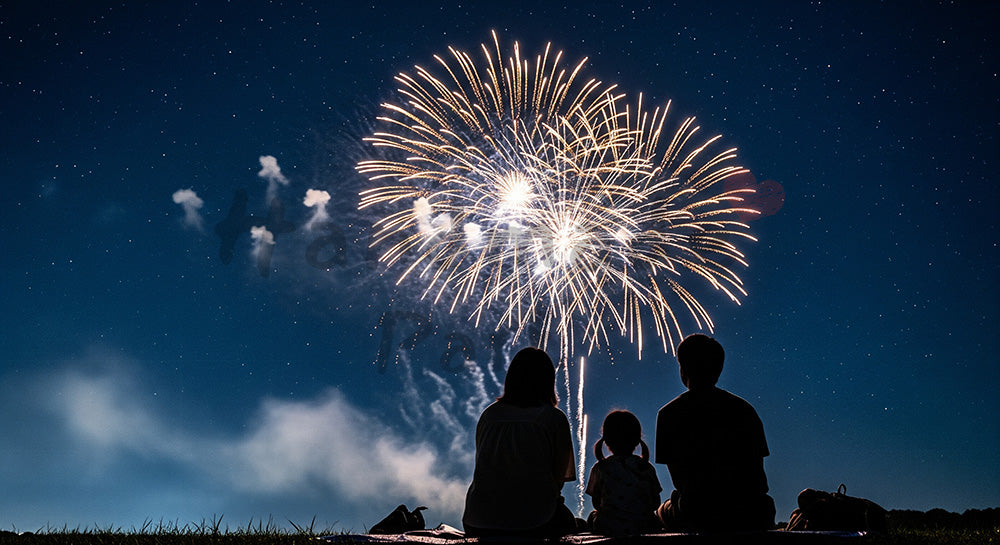 フリー素材 無料 写真｜花火を眺める日本人家族のピクニック風景 夜空の余白が大きい夏のバナー向け背景