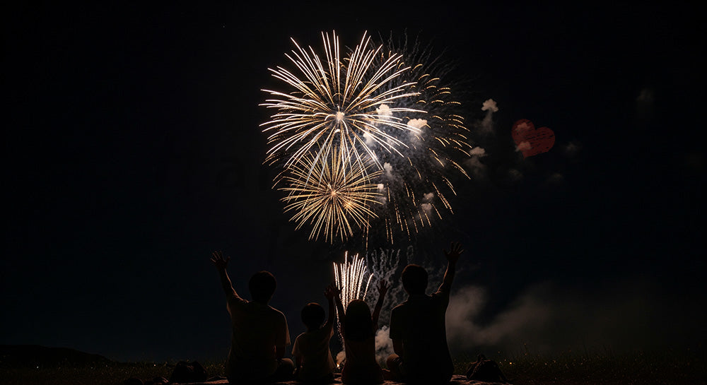 フリー素材 無料 写真｜夜空の余白が大きい夏のバナー向け背景、花火を眺める日本人家族のピクニック風景が活きる