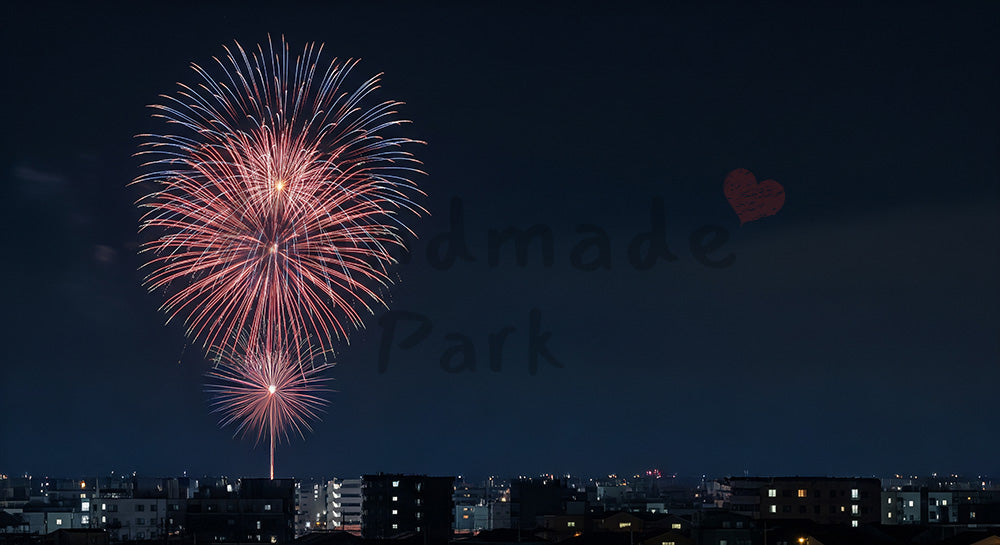 フリー素材 無料 写真｜花火と日本の都会シルエット 右側に余白がある印象的な夜景バナー背景
