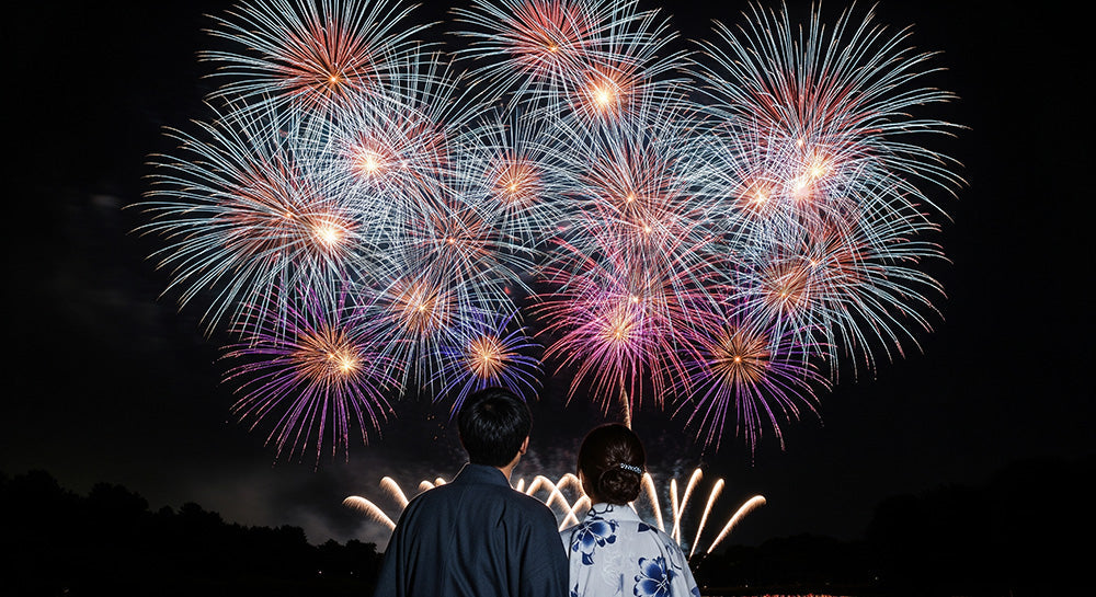 フリー素材 無料 写真｜花火と浴衣風の日本人カップルの後ろ姿 余白が広い夏のロマンチック背景素材