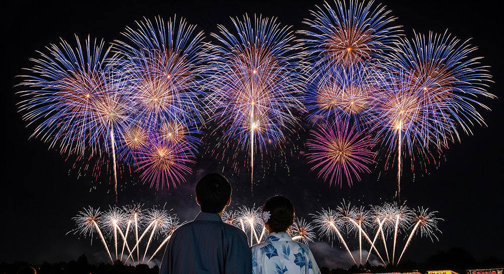 フリー素材 無料 写真｜花火と浴衣風の日本人カップルの後ろ姿 余白が広い夏のロマンチック背景素材 文字入れ向き