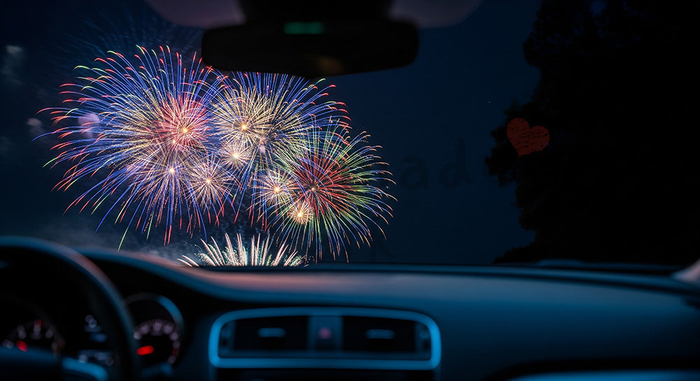 フリー素材 無料 写真｜車内越しに見る花火 玉ボケと余白が美しい印象的な夜空背景