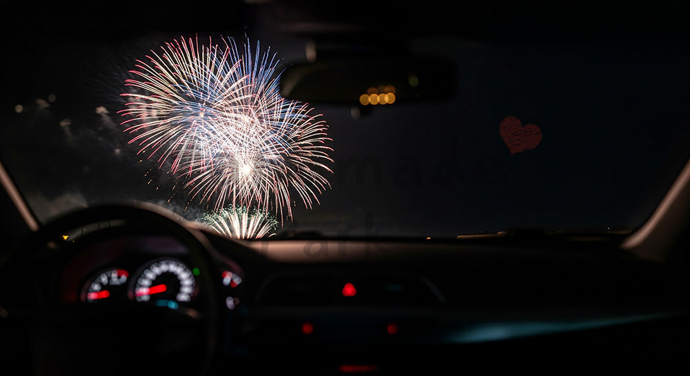 フリー素材 無料 写真｜玉ボケと余白が美しいドラマチックな夜空背景、車内越しに見る花火が活きる