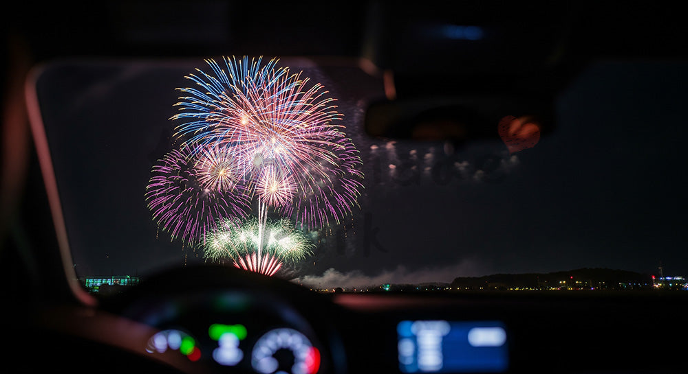 フリー素材 無料 写真｜車内越しに見る花火 玉ボケと余白が美しい情緒的な夜空背景