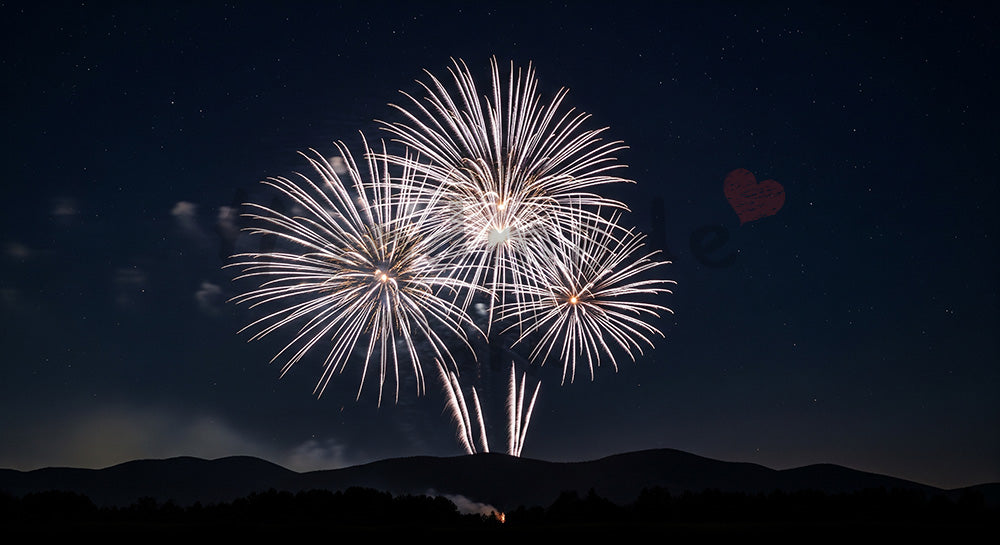 フリー素材 無料 写真｜花火と山の稜線 夜空の余白が大きい印象的な夏らしい背景素材