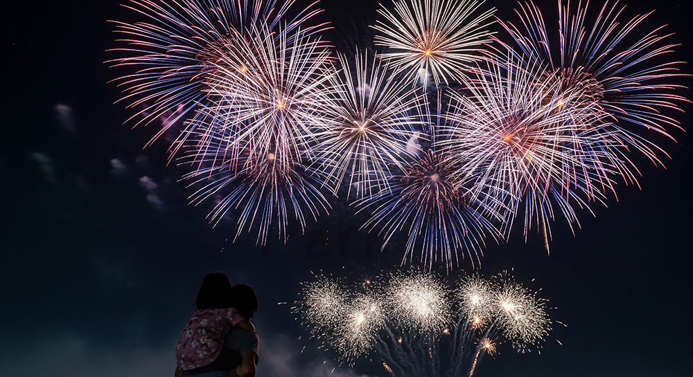 フリー素材 無料 写真｜花火と肩車の日本人親子シルエット 夜空の余白が大きい温かい夏らしい背景