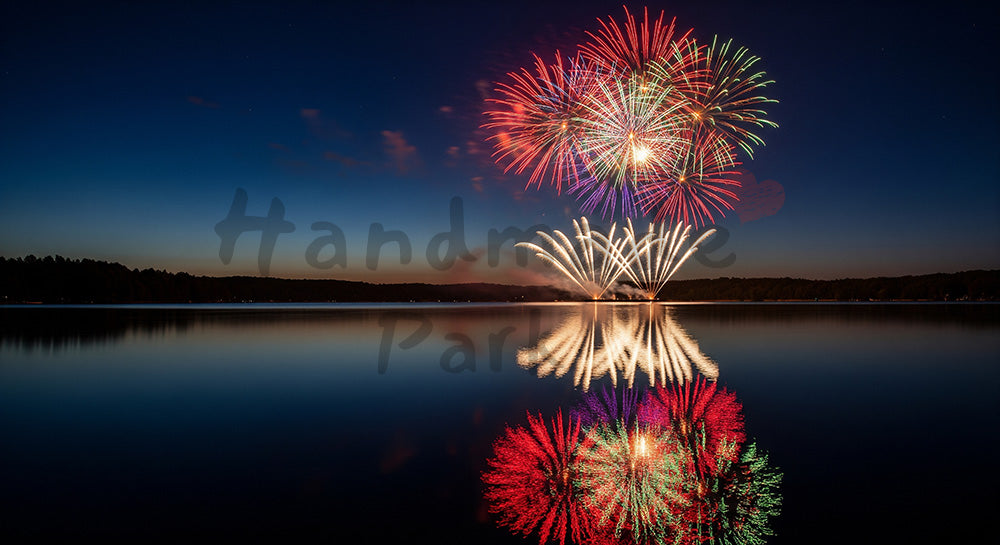 フリー素材 無料 写真｜余白が広く使えるドラマチックな夜景背景、花火と湖面の鏡反射が活きる