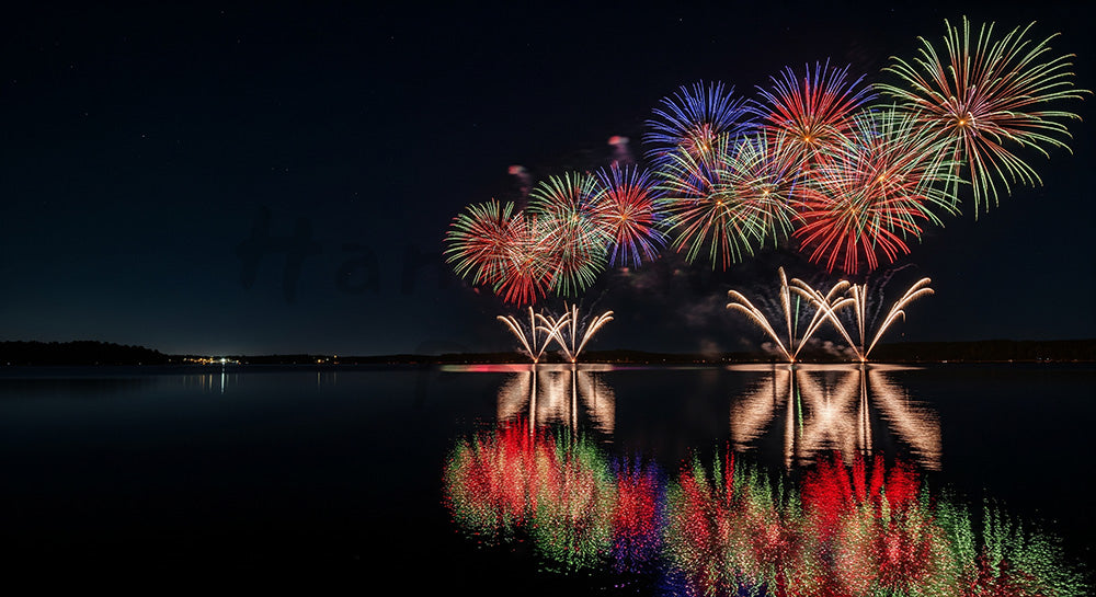 フリー素材 無料 写真｜花火と湖面の鏡反射 余白が広く使える情緒的な夜景背景