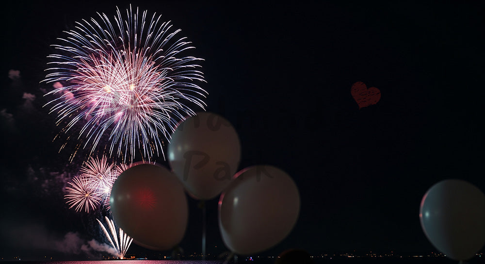フリー素材 無料 写真｜花火と無地風船の玉ボケ 夜空に余白がある華やかなイベント背景 文字入れ向き