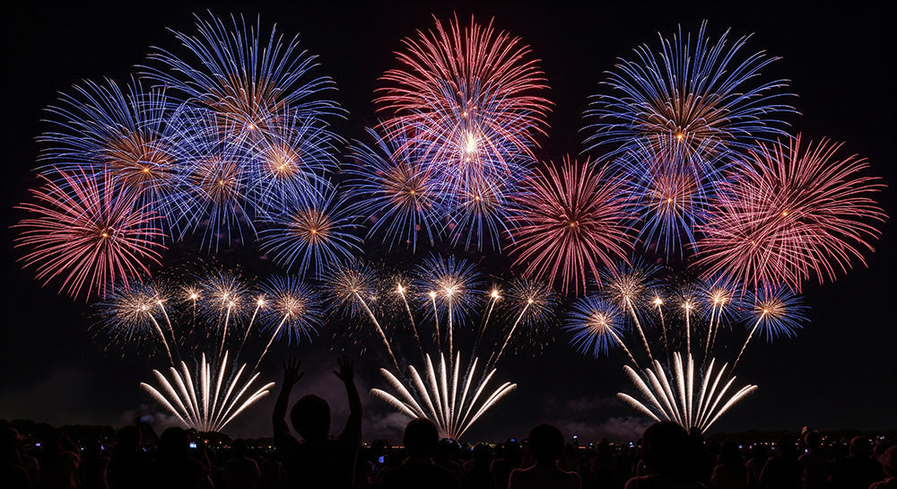 フリー素材 無料 写真｜花火に手を振る日本人観客シルエット 余白が大きい高揚感のある夏らしい背景