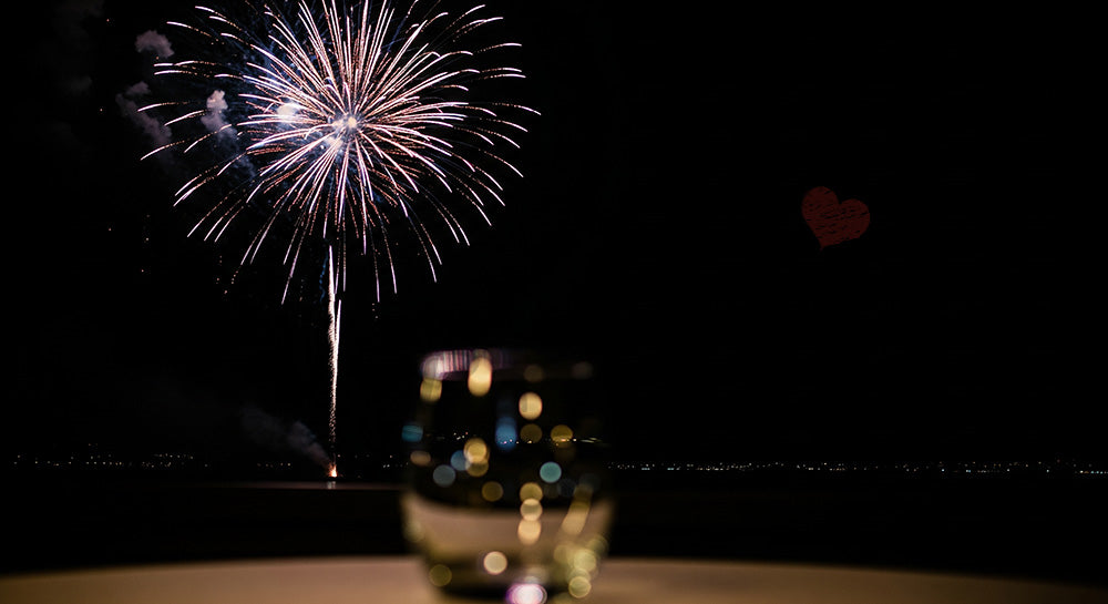 フリー素材 無料 写真｜花火とグラスの玉ボケ 大人っぽい余白がある印象的な夜の背景