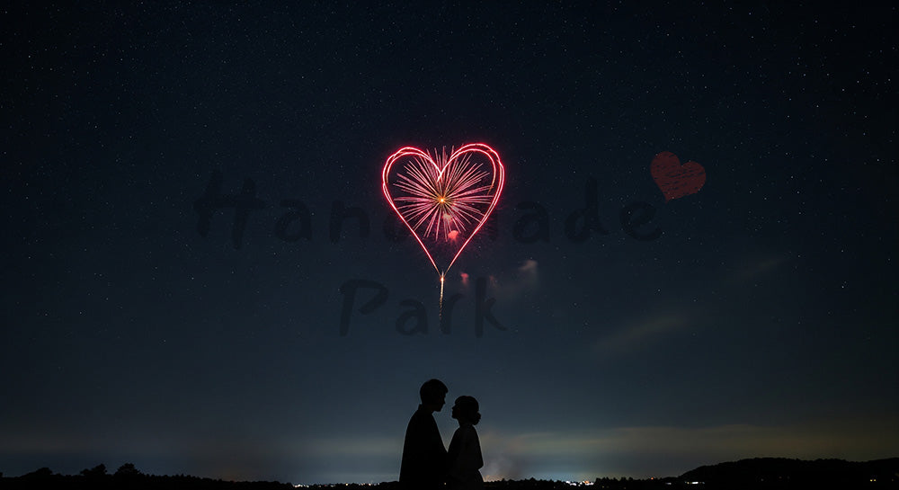 フリー素材 無料 写真｜日本人カップルのシルエット付き 余白が広いロマンチック広告背景、花火のハート風ワンポイントが活きる