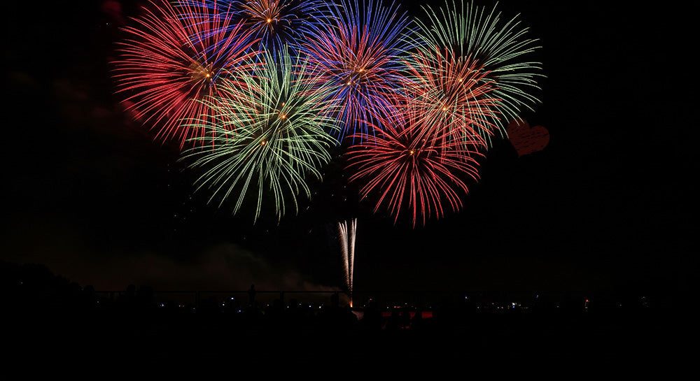 フリー素材 無料 写真｜長時間露光の花火光跡 夜空に余白が大きい上品なデザイン背景素材