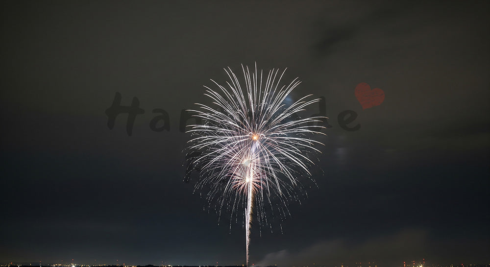 フリー素材 無料 写真｜花火と夜空のミニマル背景 左下に余白がある告知向けデザイン素材 デザイン向き