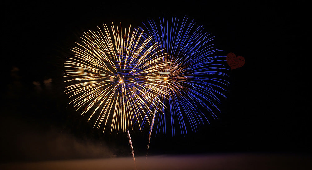 フリー素材 無料 写真｜花火の重なりが美しい夜空背景 余白があり広告コピーを置きやすい素材