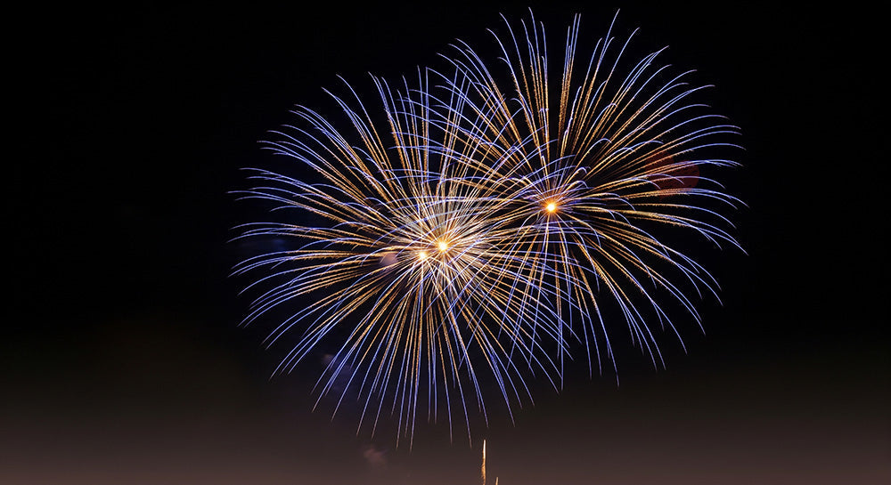 フリー素材 無料 写真｜花火の重なりが美しい夜空背景 余白があり広告コピーを置きやすい素材 デザイン向き
