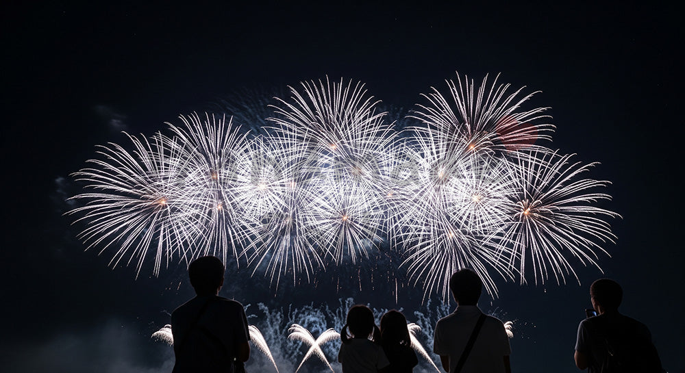 フリー素材 無料 写真｜白金の花火と日本人家族シルエット 夜空の余白が大きい上品な夏らしい背景素材