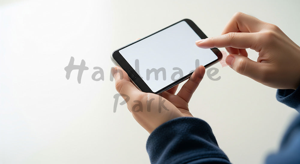フリー素材 無料 写真｜日本人の手元 スマホ操作 タップ動作 余白あり｜商品ページの挿し絵に便利な余白背景