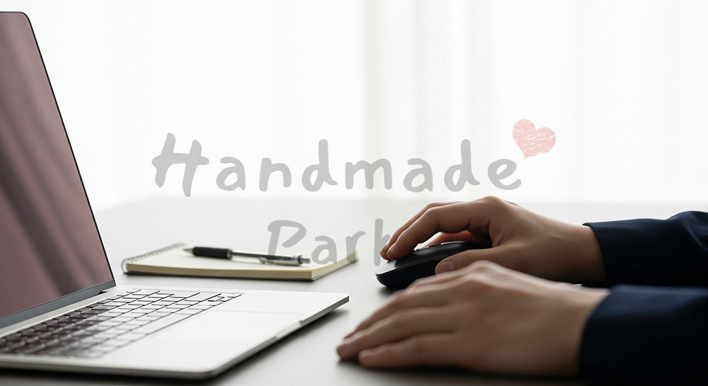 フリー素材 無料 写真｜日本人の手元 マウス操作とデスクワーク 余白｜作品紹介・告知に使える写真素材