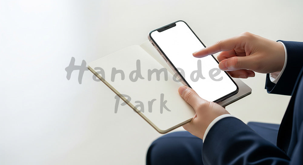 フリー素材 無料 写真｜日本人の手元 スマホスワイプとメモ 余白｜ブログやコラムの差し込みに使いやすい