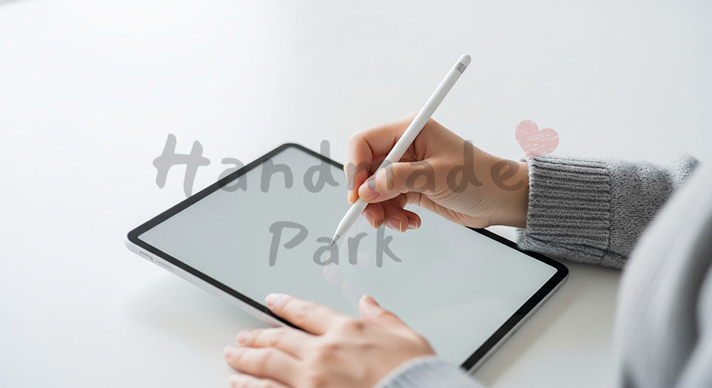 フリー素材 無料 写真｜日本人の手元 タブレットに書き込み スタイラス｜ブログやコラムの差し込みに使いやすい