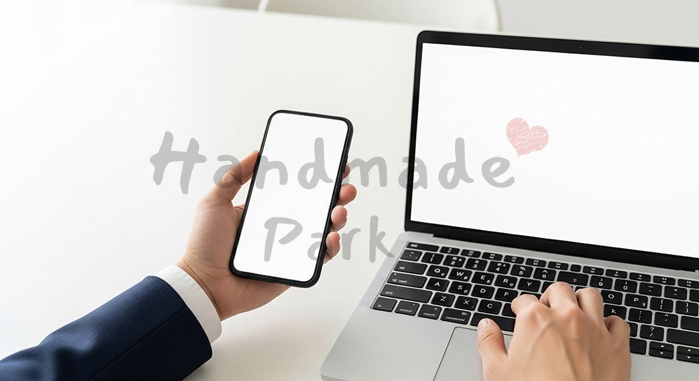 フリー素材 無料 写真｜日本人の手元 スマホ確認しながらタイピング｜作品紹介・告知に使える写真素材