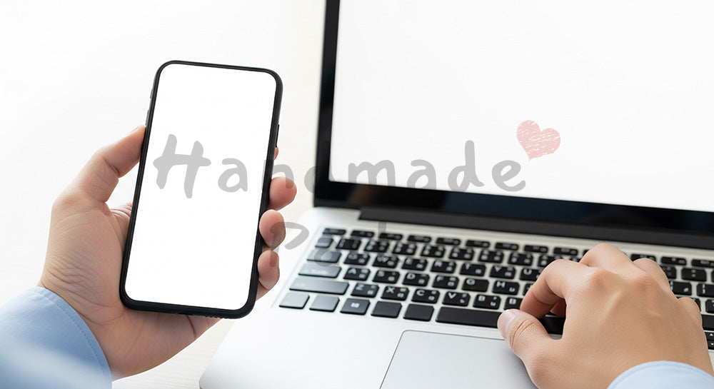 フリー素材 無料 写真｜日本人の手元 スマホ確認しながらタイピング｜商品ページの挿し絵に便利な余白背景