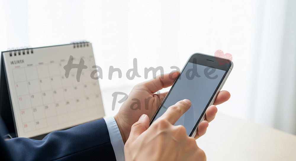 フリー素材 無料 写真｜日本人の手元 スケジュール確認 スマホ操作｜作品紹介・告知に使える写真素材