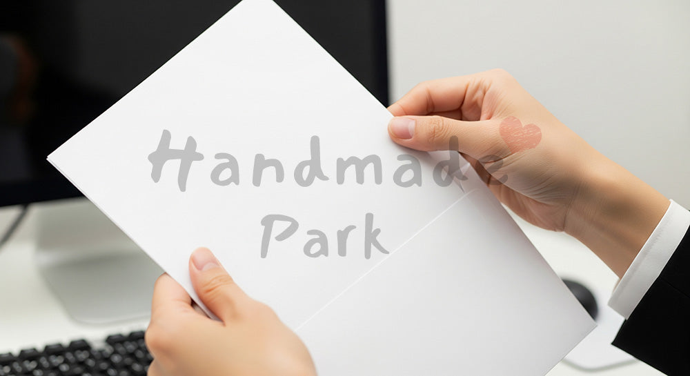 フリー素材 無料 写真|日本人の手元 書類整理とPC作業 余白|SNS投稿・バナー向けイメージ写真