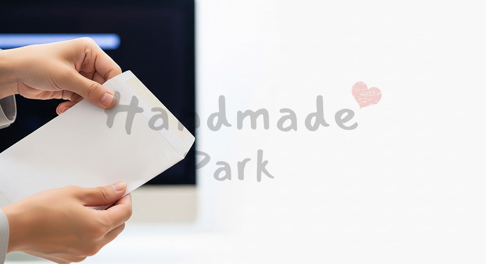 フリー素材 無料 写真|日本人の手元 書類整理とPC作業 余白|ブログやコラムの差し込みに使いやすい