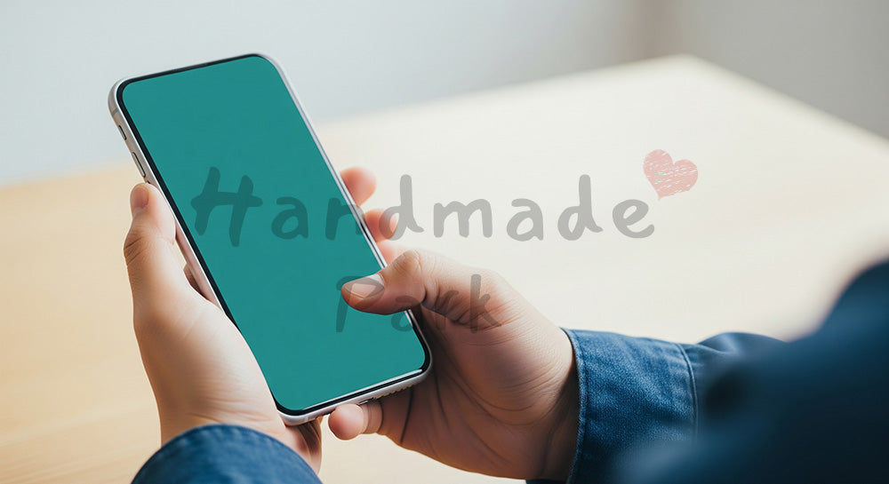 フリー素材 無料 写真｜日本人の手元 片手スマホ入力 余白｜ブログやコラムの差し込みに使いやすい