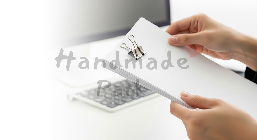 フリー素材 無料 写真｜日本人の手元 書類をまとめる 事務作業｜ブログやコラムの差し込みに使いやすい