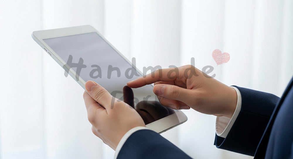 フリー素材 無料 写真｜日本人の手元 タブレット操作 スクロール 余白｜商品ページの挿し絵に便利な余白背景