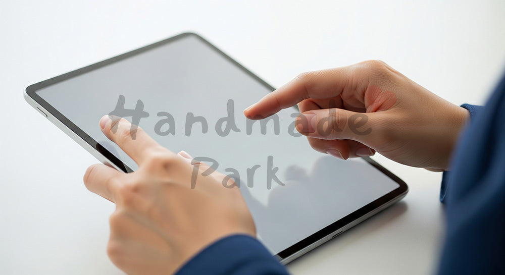 フリー素材 無料 写真｜日本人の手元 タブレット操作 スクロール 余白｜ブログやコラムの差し込みに使いやすい