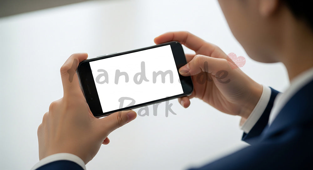 フリー素材 無料 写真｜日本人の手元 スマホで撮影メモ風 余白｜商品ページの挿し絵に便利な余白背景